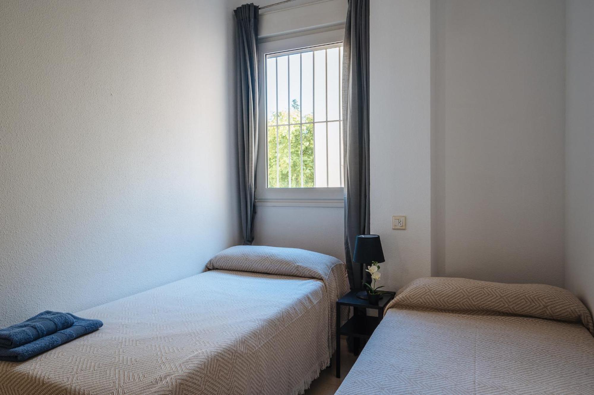 Piso Familiar Virgen Del Rocio Apartment Севиля Екстериор снимка